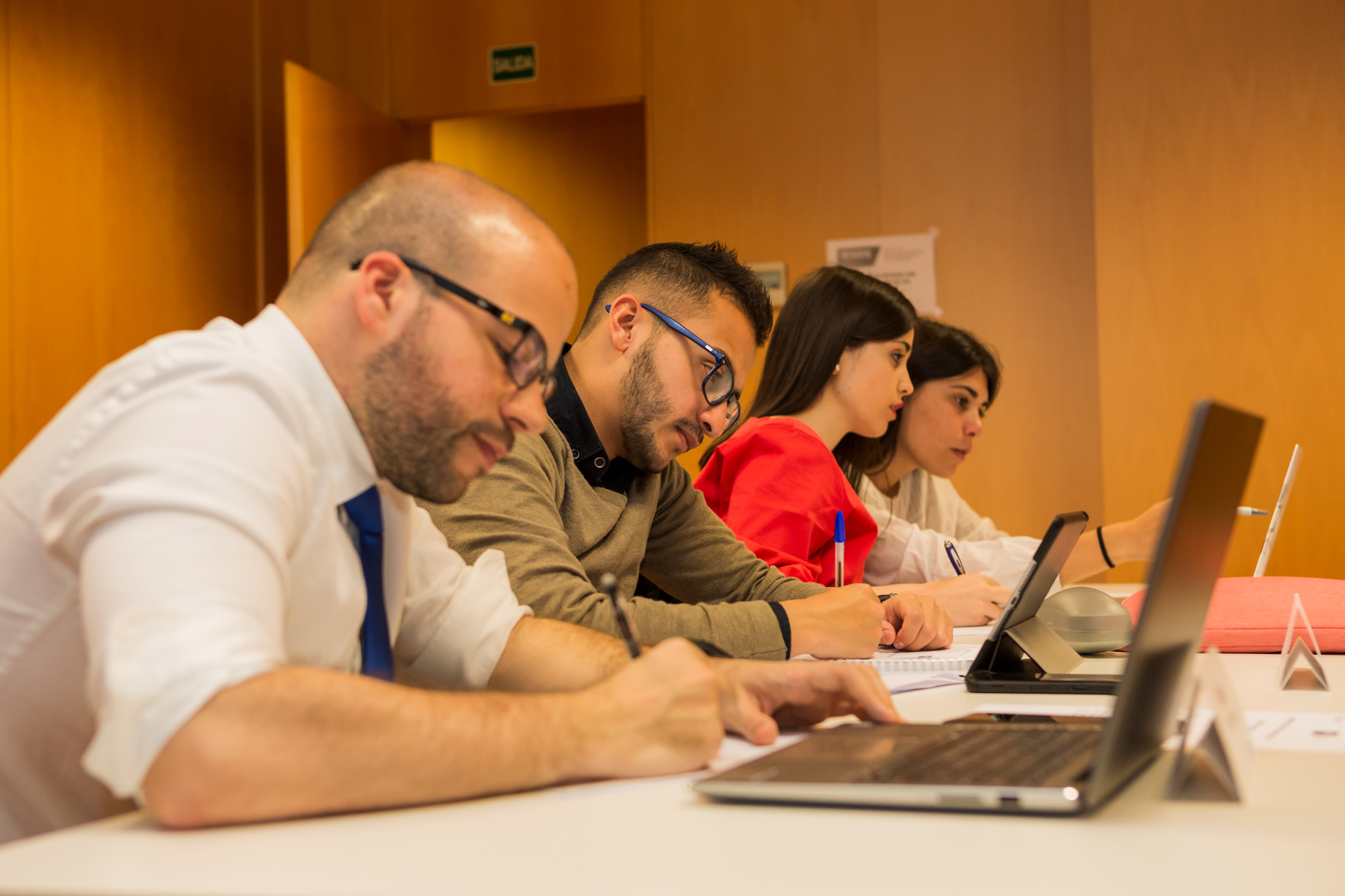 Estudiantes de postgrado en un aula de UIE durante una clase presencial de los mejores másteres en A Coruña y Vigo
