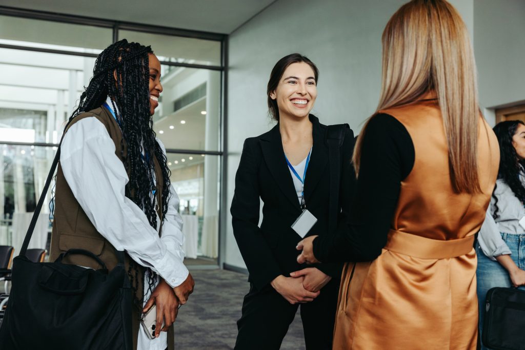 Sesión de networking entre compañeras de máster en la UIE