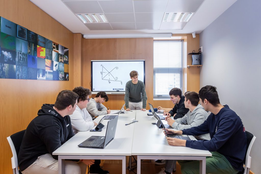 Estudiantes de la UIE haciendo una exposición