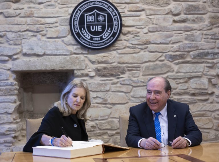 Kerry Kennedy firma el Libro de Honor de la UIE