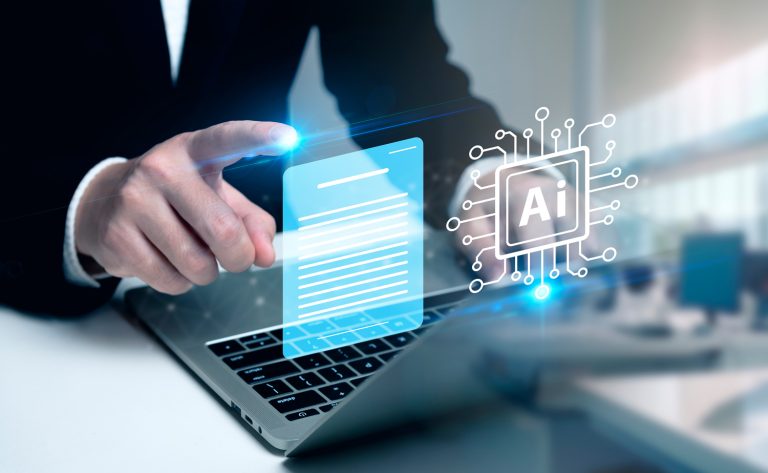 Interfaz digital sobre un portátil con icono de Inteligencia Artificial, representando su uso en la Administración y Dirección de Empresas