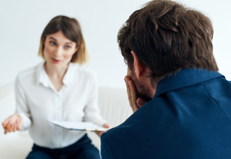 Sesión de psicología entre profesional y paciente como ejemplo de salidas profesionales de Psicología en el ámbito clínico