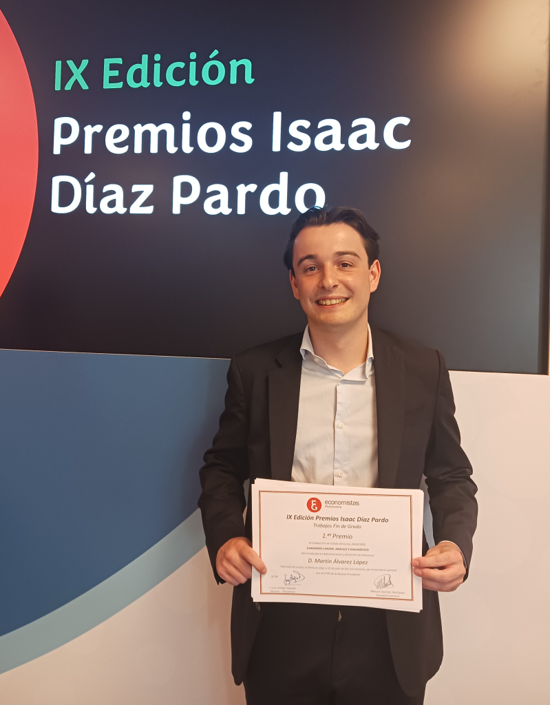 Martín Álvarez López, con el diploma acreditativo del reconocimiento otorgado.