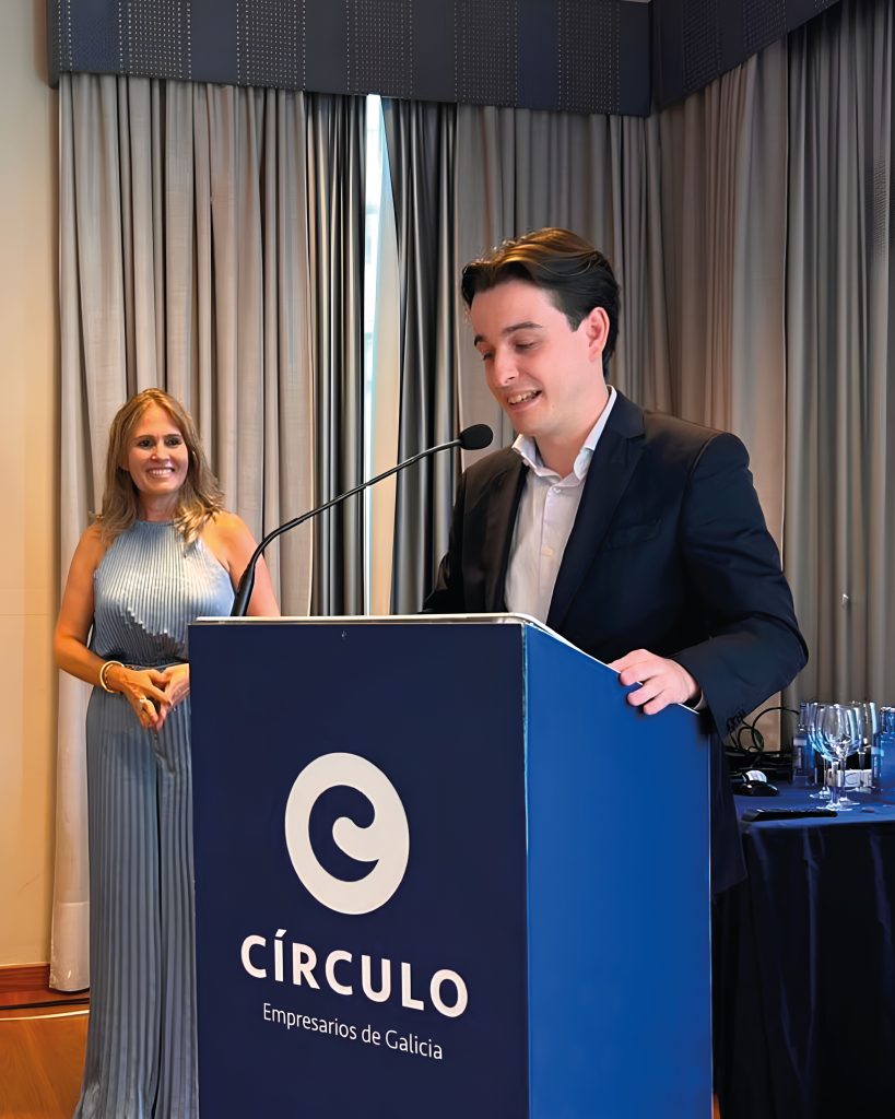 Martín Álvarez López, recibiendo el I Premio en la IX Edición de los Premios Isaac Díaz Pardo.